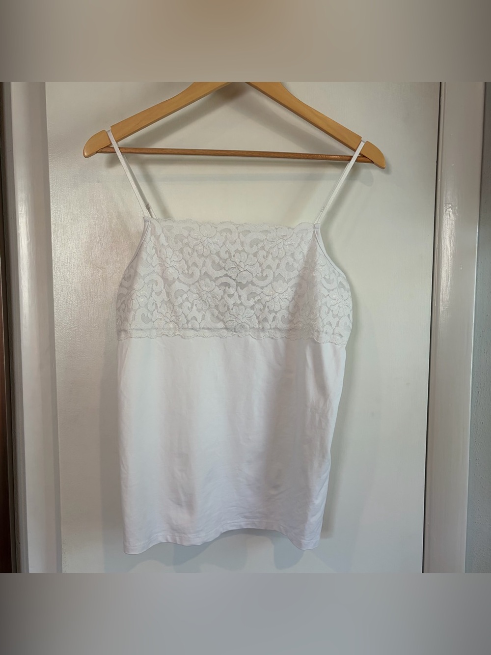 Boutique Essentials White Lace Y2K Camisole. Size: Medium.